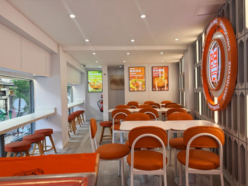 张亮麻辣烫引爆巴黎美食圈，国民快餐品牌展现强劲全球吸引力